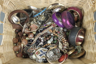 A quantity of costume jewellery 