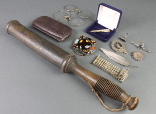 A silver tie clip and minor items 