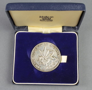 A cased commemorative crown Prince of Wales Investiture medal 1969, 70 grams
