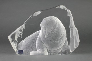 A Mats Jonasson limited edition glass sculpture depicting a Walrus 10" 