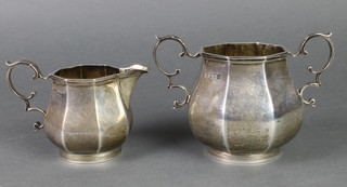 A silver octagonal 2 handled sugar bowl and cream jug, London 1924, 512 grams