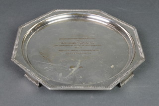 An octagonal silver card tray with egg and dart border, Sheffield 1943, 382 grams