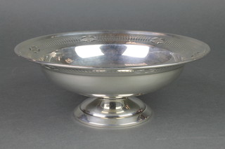A silver pedestal dish with pierced decoration, Chester 1924, 258 grams 8" 