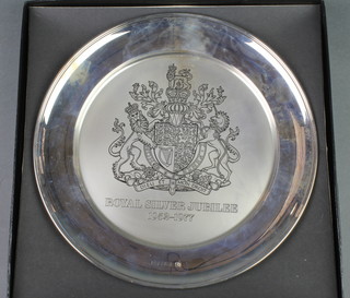 A Silver Jubilee commemorative salver, cased, Birmingham 1977 400 grams