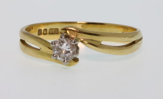 An 18ct gold single stone cross-over diamond ring, size L
