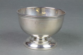 A silver pedestal sugar bowl, London 1931, 84 grams
