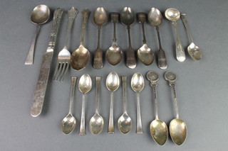A quantity of silver tea and coffee spoons and a christening trio, 290 grams 