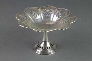An Edwardian pierced silver lobed tazza with waisted base, Birmingham 1906, 98 grams 