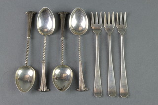 4 silver tea spoons, 3 ditto forks 50 grams 