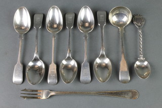 6 silver teaspoons, a ditto ladle, a teaspoon with twist stem and pickle fork, 222 grams 