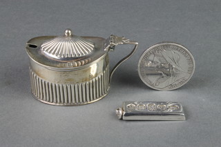 A silver Adam style mustard, a silver ingot and a 1900 crown 