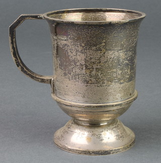 A silver christening mug with engraved inscription Birmingham 1955, 110 grams