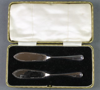 A pair of Art Deco cased silver butter knives, Sheffield 1932