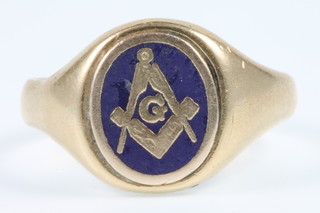A gentleman's 9ct gold enamelled Masonic signet ring, size S 1/2