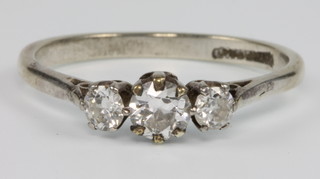 A platinum 3 stone diamond ring, approx 0.9ct, size V 1/2