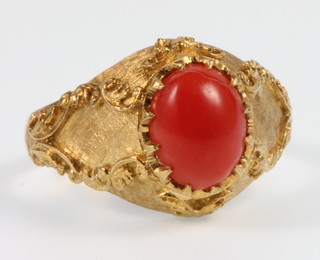 An 18ct gold coral set ring, size O