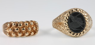 A 9ct gold gentleman's rope twist ring together with a 9ct gold onyx set ring, sizes P 1/2 and U