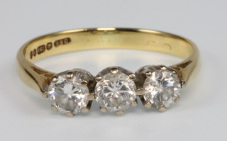 An 18ct yellow gold 3 stone diamond ring, size H 