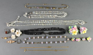 Minor costume jewellery including a gold bar brooch 