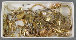 A quantity of minor 9ct gold jewellery 18 grams