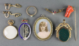 An Edwardian gold bar brooch, a swivel seal and minor antique jewellery