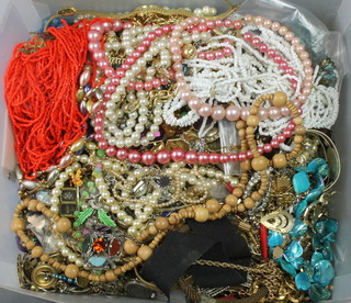 Minor costume jewellery and necklaces 