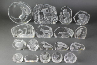 A collection of 17 Mats Jonasson animal glass sculptures together with an advertising sculpture 