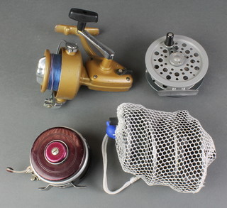 A Shakespeare Speedex fly fishing reel, a Southbend automatic trout fishing reel, a Diamond Super Deluxe 1000 spinning fishing reel, an Abu Diplomat 178 fly fishing reel and 2 spare spools 