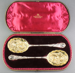 A pair of Victorian silver berry spoons with gilt bowls, in a fitted case, London 1896, 166 grams