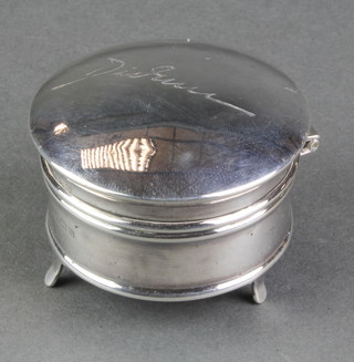 A circular silver trinket box on raised feet Birmingham 1919 