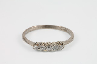 An 18ct white gold 5 stone diamond ring, size S
