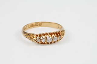An 18ct yellow gold 5 stone diamond ring, size L 1/2