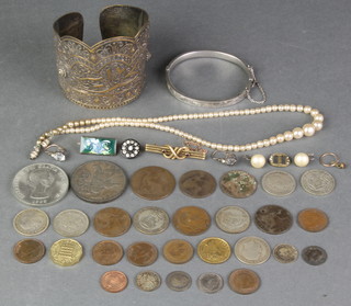 A gold bar brooch, silver bangle and minor costume jewellery and coins
