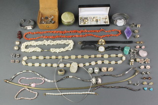 A natural coral necklace and minor costume jewellery 