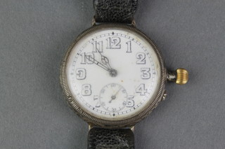 A gentleman's early 20th Century silver cased wristwatch with seconds at 6 o'clock 