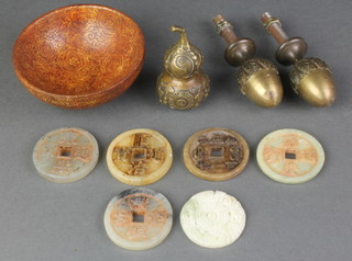 A quantity of modern Chinese carved hardstone items and brassware 