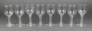 A set of 8 wine glasses with hollow stems (1f)
