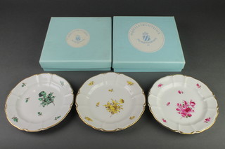 3 contemporary Nymphenburg cabinet plates decorated with flowers 
