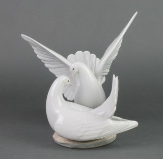 A Lladro group of 2 doves 6291 10" 