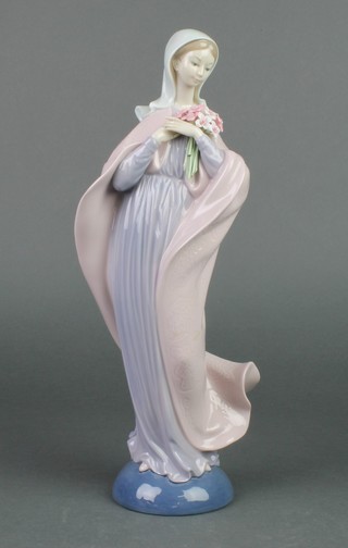 A Lladro figure of a lady holding a bouquet of flowers 5171 12 1/2" 
