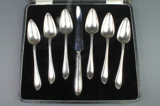 A cased set of 6 silver grapefruit spoons and a knife, Sheffield 1932, 178 grams
