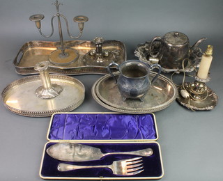 An Edwardian cased pair of silver plated fish servers with chased decoration and minor plated items 
