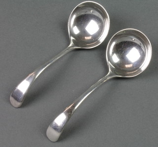 A matched pair of silver sauce ladles, London 1977, Sheffield 1977, 62 grams