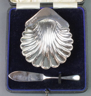 A silver shell shaped butter dish and knife in a fitted case, Birmingham 1919, 48 grams