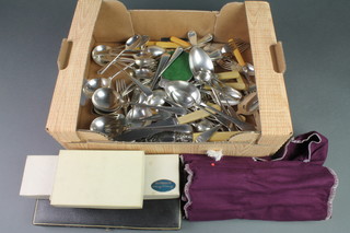 A pair of Edwardian silver plated fish servers, a quantity of plated cutlery 