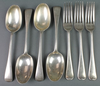 3 silver dessert forks and 4 silver dessert spoons, London 1912/31, 362 grams