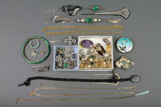 A quantity of minor costume jewellery including a Japanese enamelled brooch 