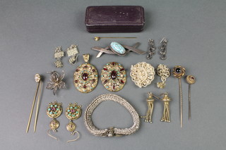 An Edwardian hardstone tie pin and minor jewellery