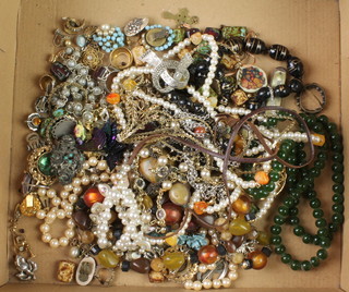 A hardstone necklace and minor costume jewellery 