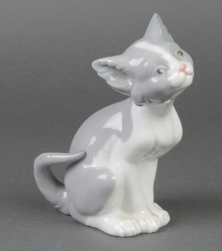 A Lladro figure of a seated cat 5113 6" 